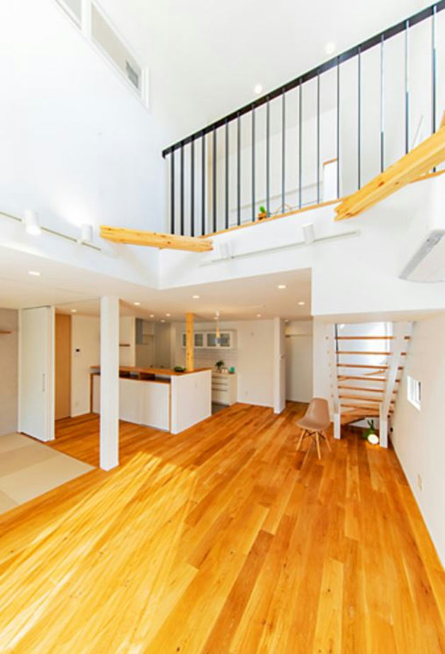 住み家 開放的な吹き抜けと、リビング階段が家族を見守る家の建築実例画像3