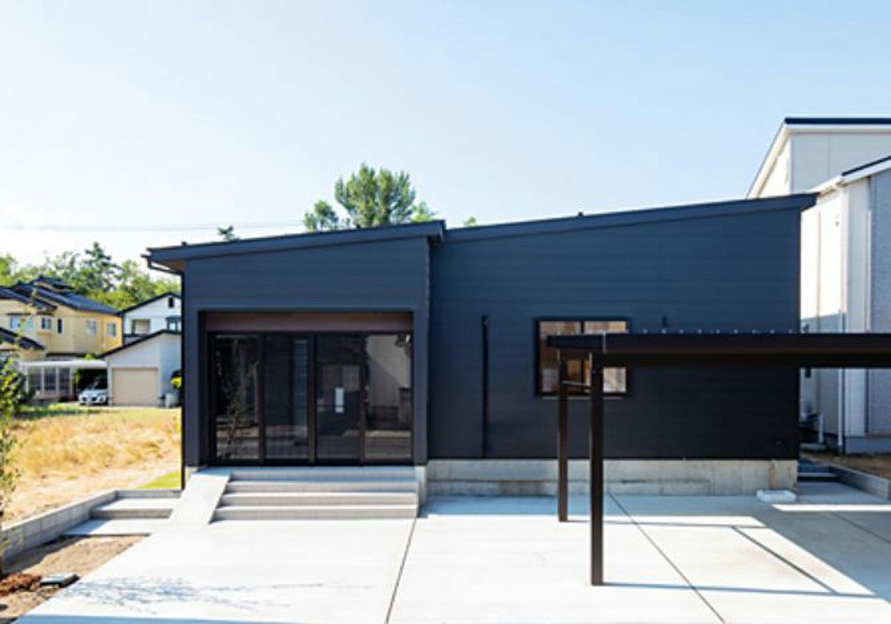 住み家 シンプルモダンデザインのコの字型の平屋の建築実例画像2