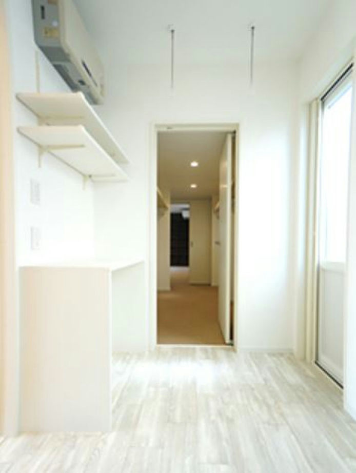 住み家 シンプルモダンデザインのコの字型の平屋の建築実例画像3