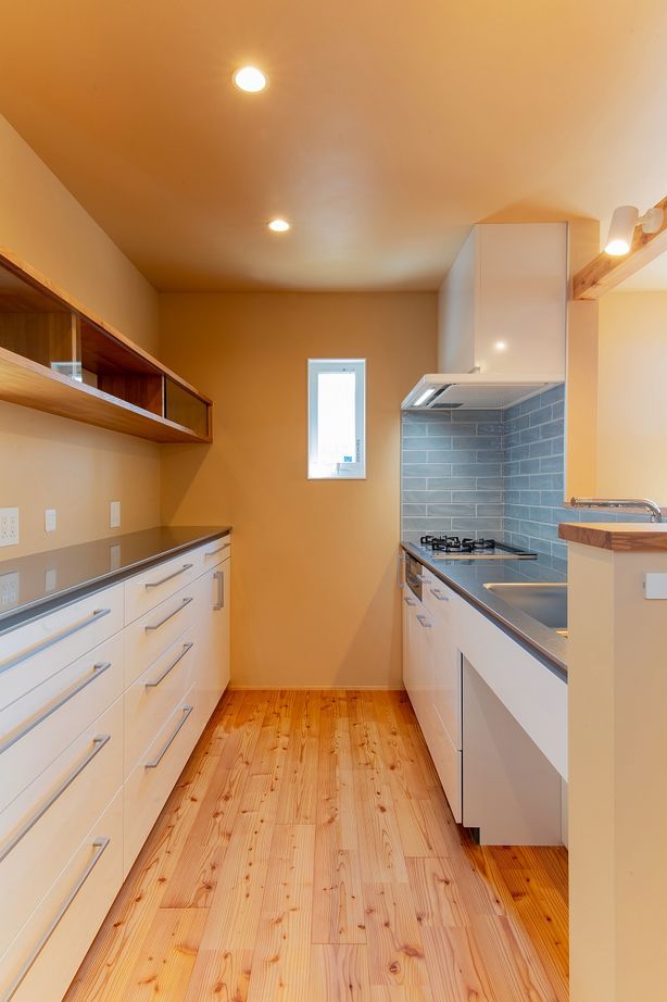 住み家 ペイントとカラマツと2階リビングの家の建築実例画像3