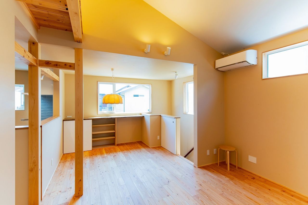 住み家 ペイントとカラマツと2階リビングの家の建築実例画像4