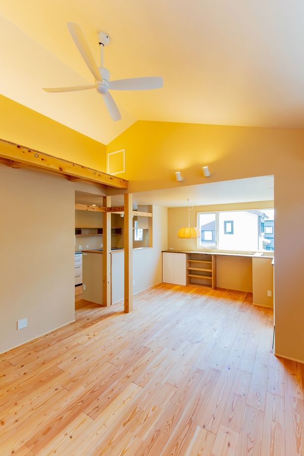 住み家 ペイントとカラマツと2階リビングの家の建築実例画像5