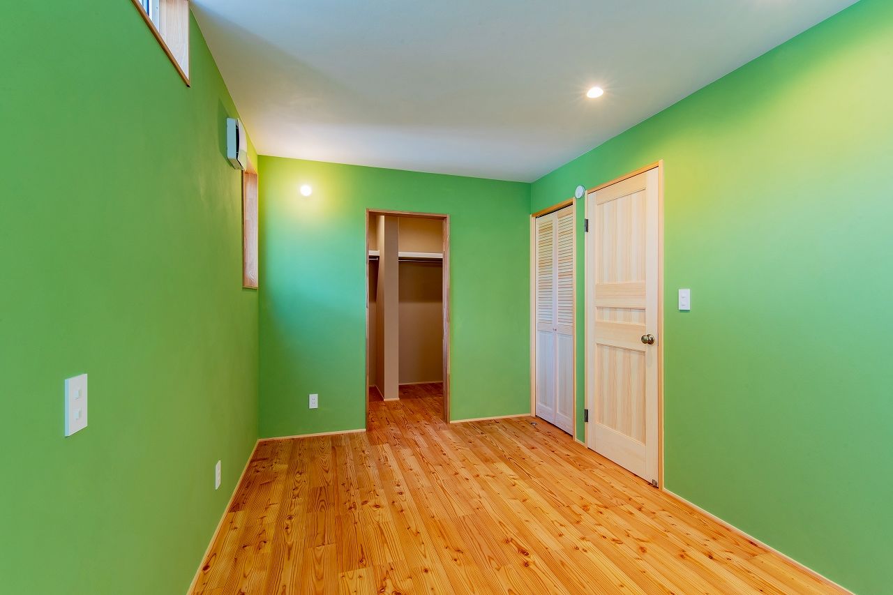 住み家 ペイントとカラマツと2階リビングの家の建築実例画像6