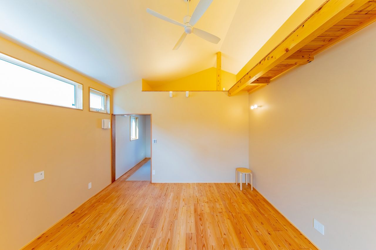 住み家 ペイントとカラマツと2階リビングの家の建築実例画像7