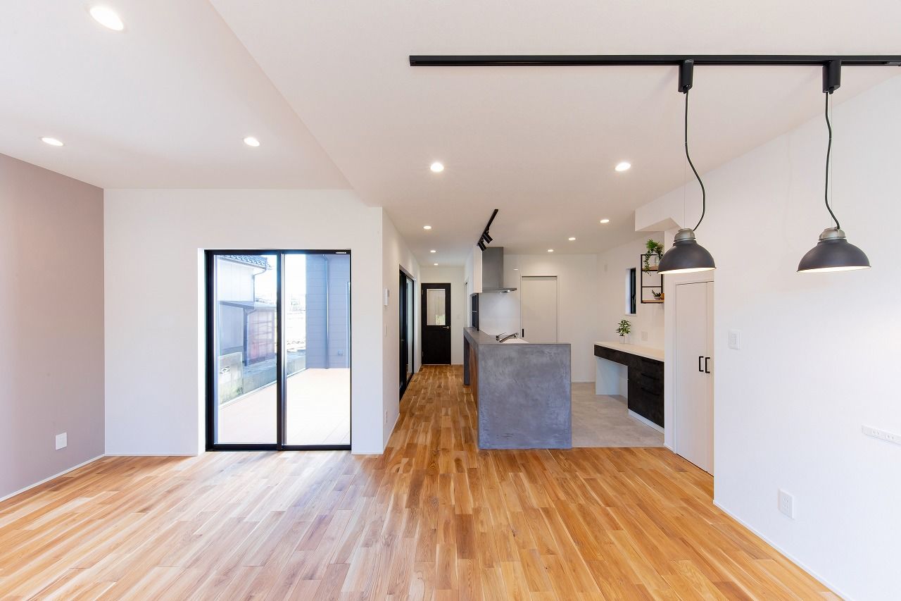 住み家 ウッドデッキを囲むコの字の家の建築実例画像1