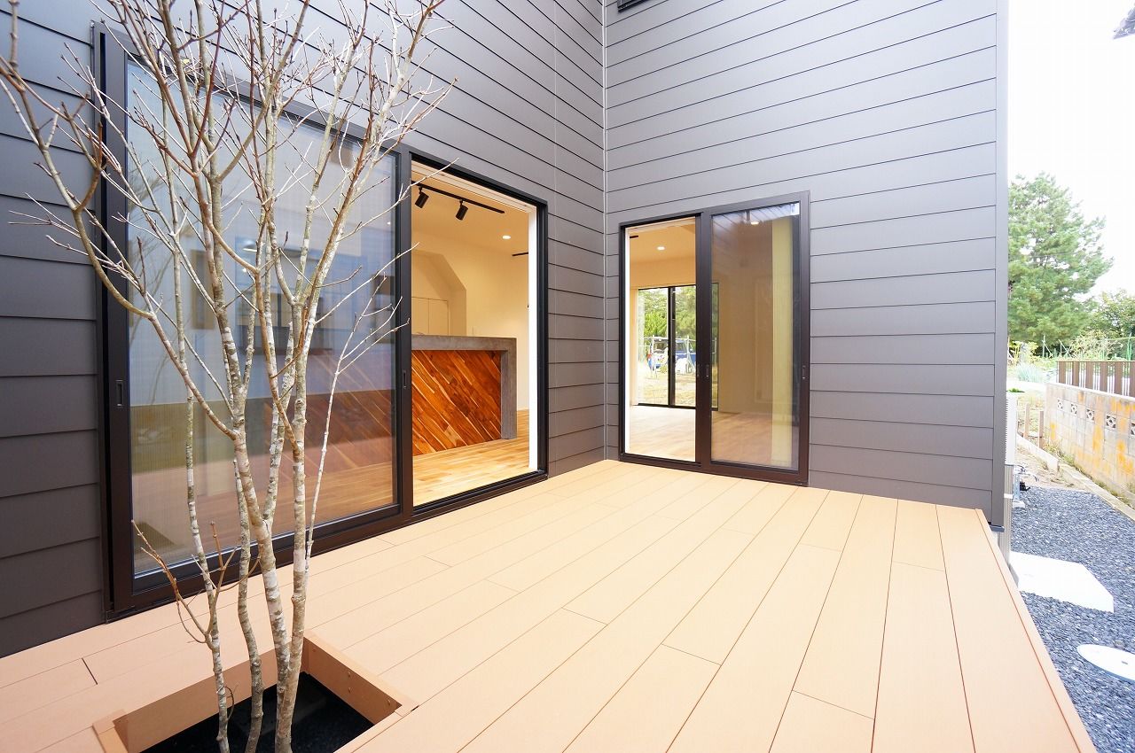 住み家 ウッドデッキを囲むコの字の家の建築実例画像3