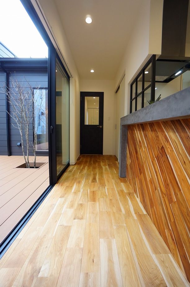 住み家 ウッドデッキを囲むコの字の家の建築実例画像4