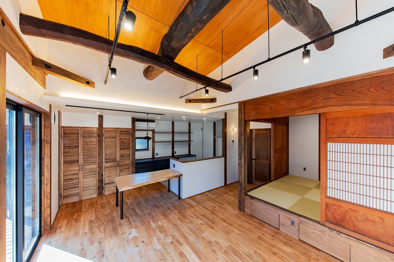 住み家 古材を引き継ぐ漆喰と杉板張りの平屋の建築実例画像2