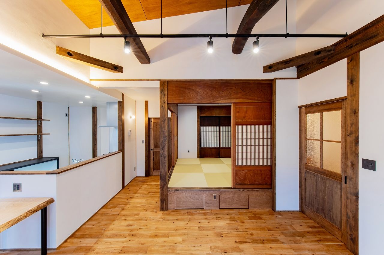 住み家 古材を引き継ぐ漆喰と杉板張りの平屋の建築実例画像3