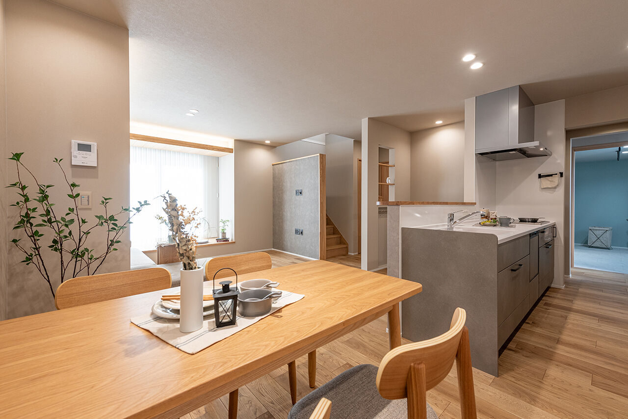 オスカーホーム 付かず離れず、家族の距離感がちょうどいいリビング。陽だまりのヌックも寛ぎの空間。インナーガレージ付の建築実例画像2