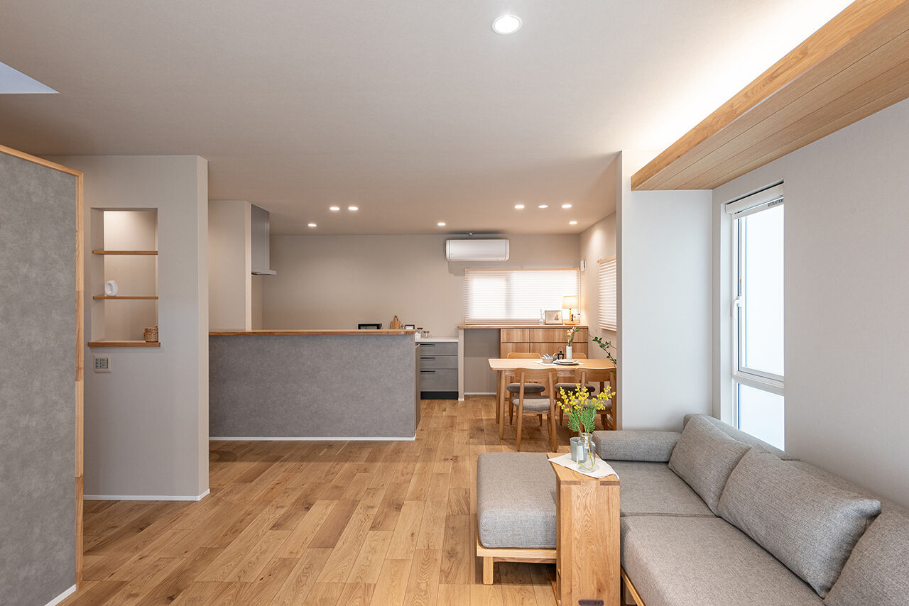 オスカーホーム 付かず離れず、家族の距離感がちょうどいいリビング。陽だまりのヌックも寛ぎの空間。インナーガレージ付の建築実例画像3