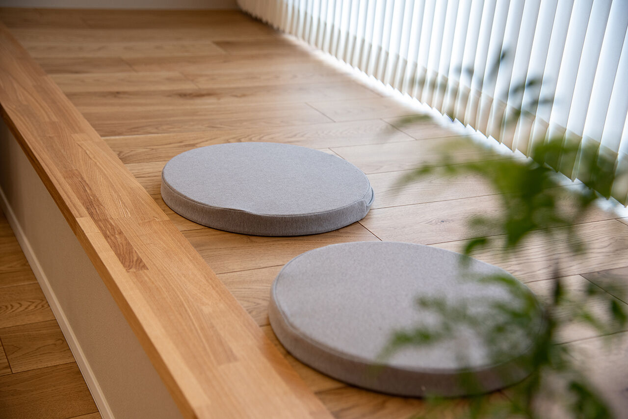 オスカーホーム 付かず離れず、家族の距離感がちょうどいいリビング。陽だまりのヌックも寛ぎの空間。インナーガレージ付の建築実例画像5