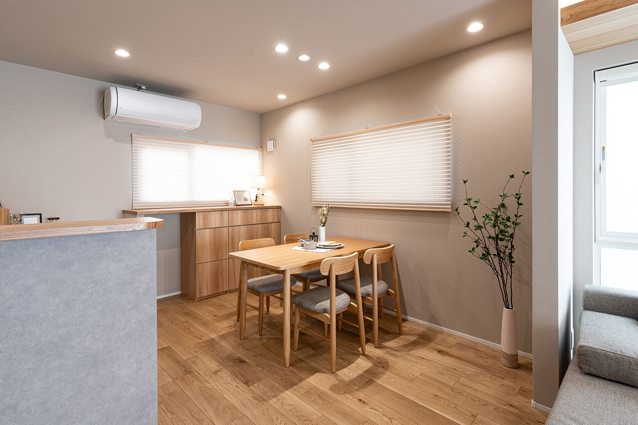 オスカーホーム 付かず離れず、家族の距離感がちょうどいいリビング。陽だまりのヌックも寛ぎの空間。インナーガレージ付の建築実例画像6