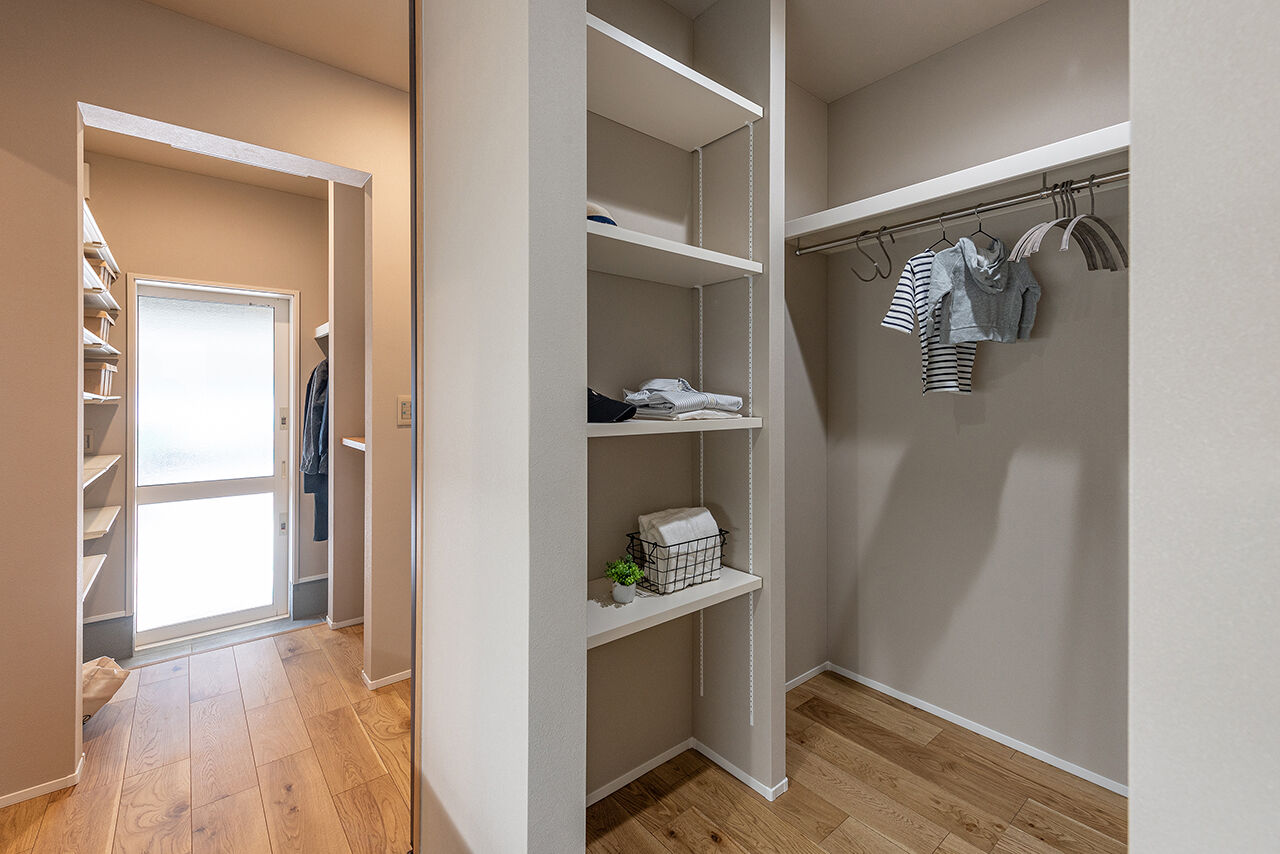 オスカーホーム 付かず離れず、家族の距離感がちょうどいいリビング。陽だまりのヌックも寛ぎの空間。インナーガレージ付の建築実例画像7