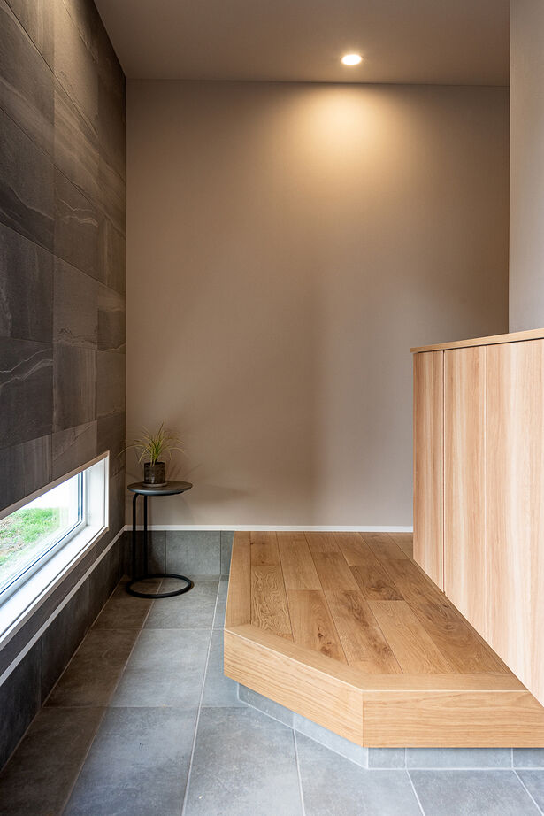 オスカーホーム 付かず離れず、家族の距離感がちょうどいいリビング。陽だまりのヌックも寛ぎの空間。インナーガレージ付の建築実例画像9