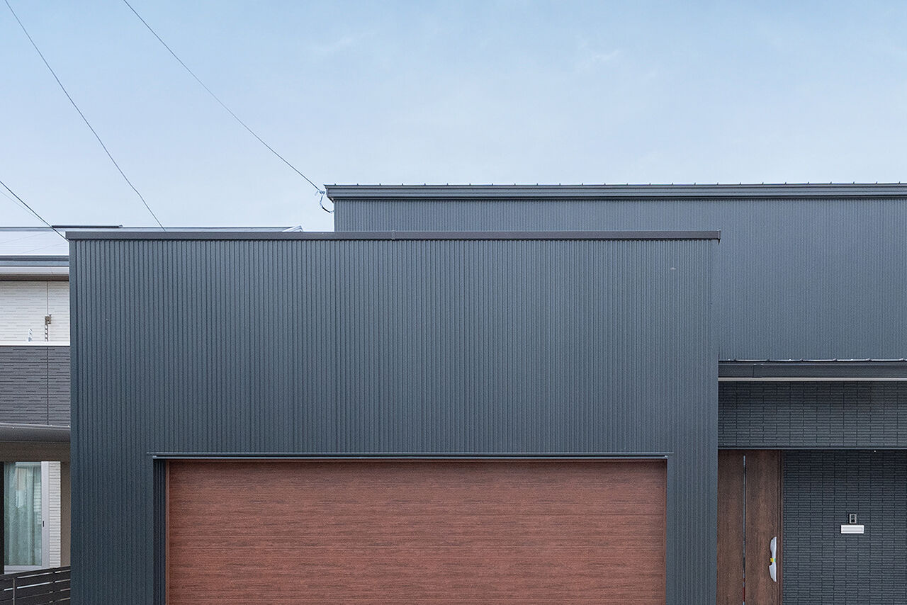 オスカーホーム 2000万円台｜外を通らずに室内へスムーズ！インナーガレージ付。LDKと畳コーナーで家族団欒もゆったりの建築実例画像