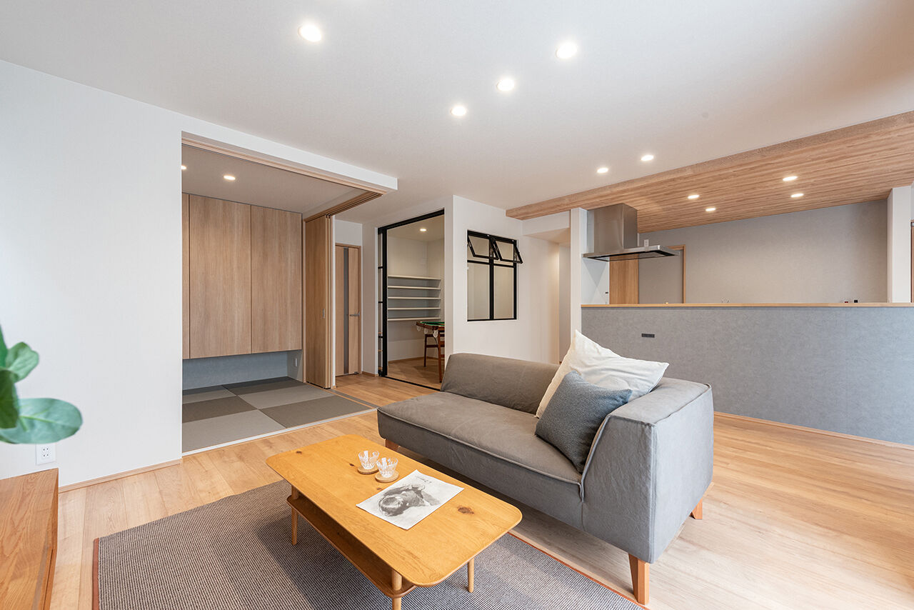 オスカーホーム 2000万円台｜外を通らずに室内へスムーズ！インナーガレージ付。LDKと畳コーナーで家族団欒もゆったりの建築実例画像2