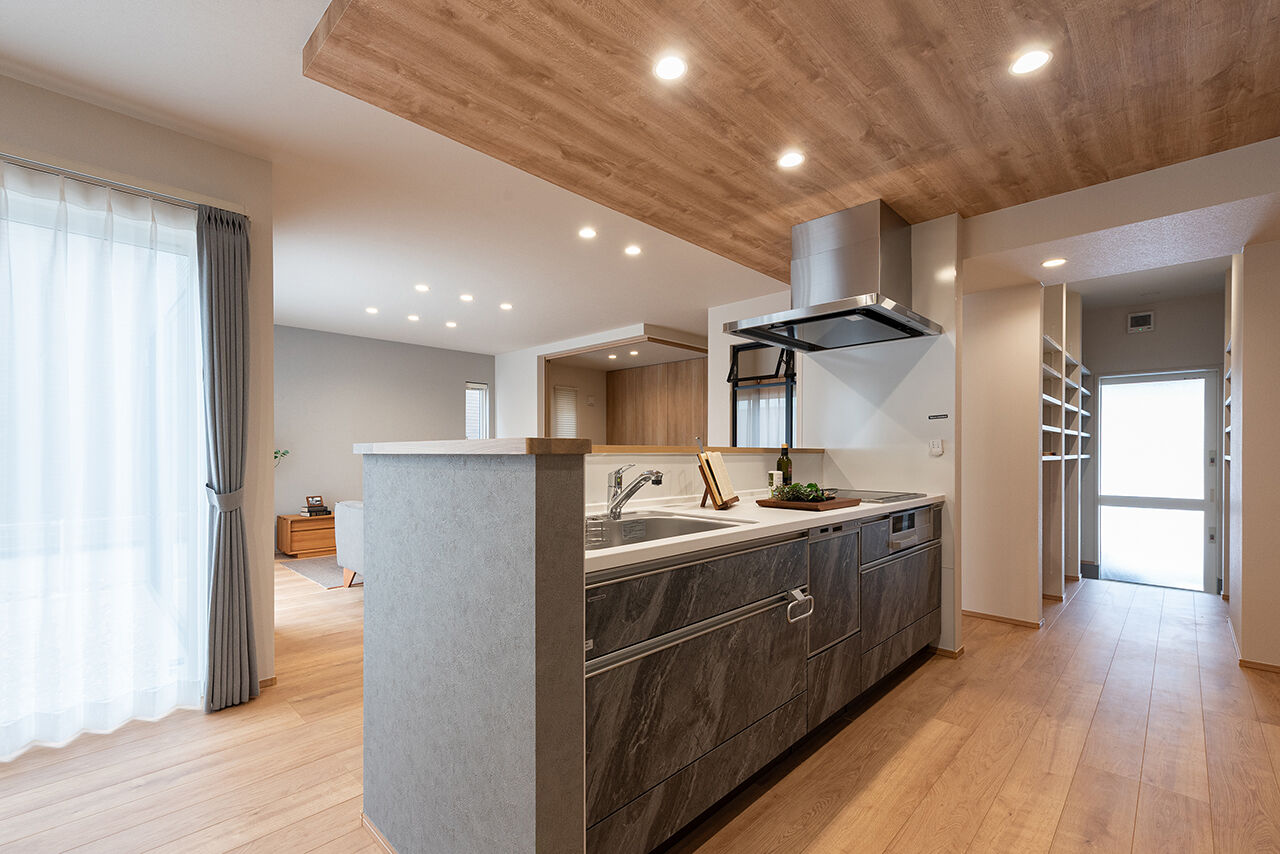 オスカーホーム 2000万円台｜外を通らずに室内へスムーズ！インナーガレージ付。LDKと畳コーナーで家族団欒もゆったりの建築実例画像3