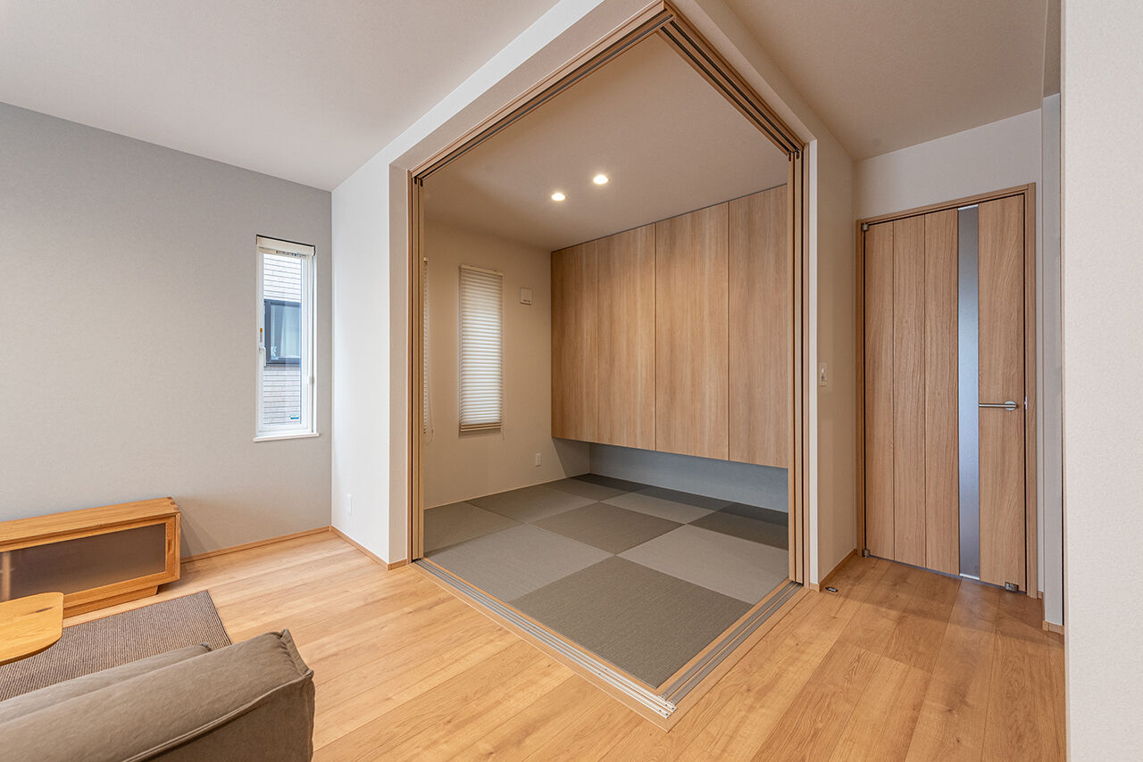 オスカーホーム 2000万円台｜外を通らずに室内へスムーズ！インナーガレージ付。LDKと畳コーナーで家族団欒もゆったりの建築実例画像4