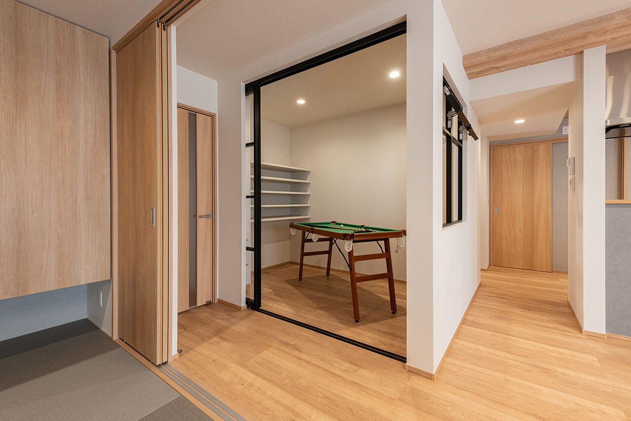 オスカーホーム 2000万円台｜外を通らずに室内へスムーズ！インナーガレージ付。LDKと畳コーナーで家族団欒もゆったりの建築実例画像5