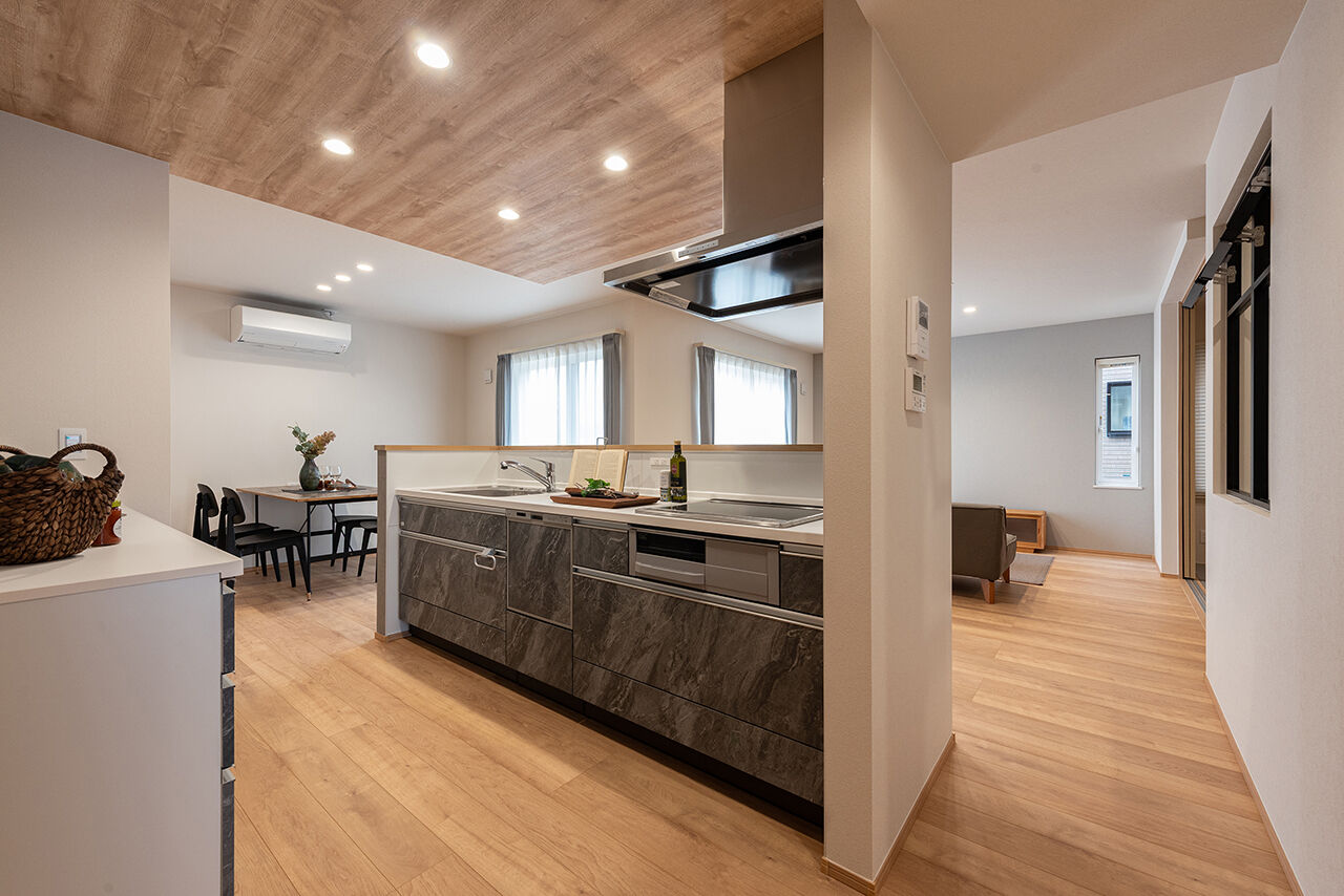 オスカーホーム 2000万円台｜外を通らずに室内へスムーズ！インナーガレージ付。LDKと畳コーナーで家族団欒もゆったりの建築実例画像6