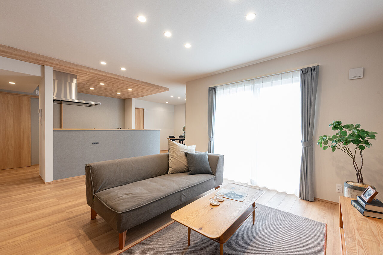 オスカーホーム 2000万円台｜外を通らずに室内へスムーズ！インナーガレージ付。LDKと畳コーナーで家族団欒もゆったりの建築実例画像7