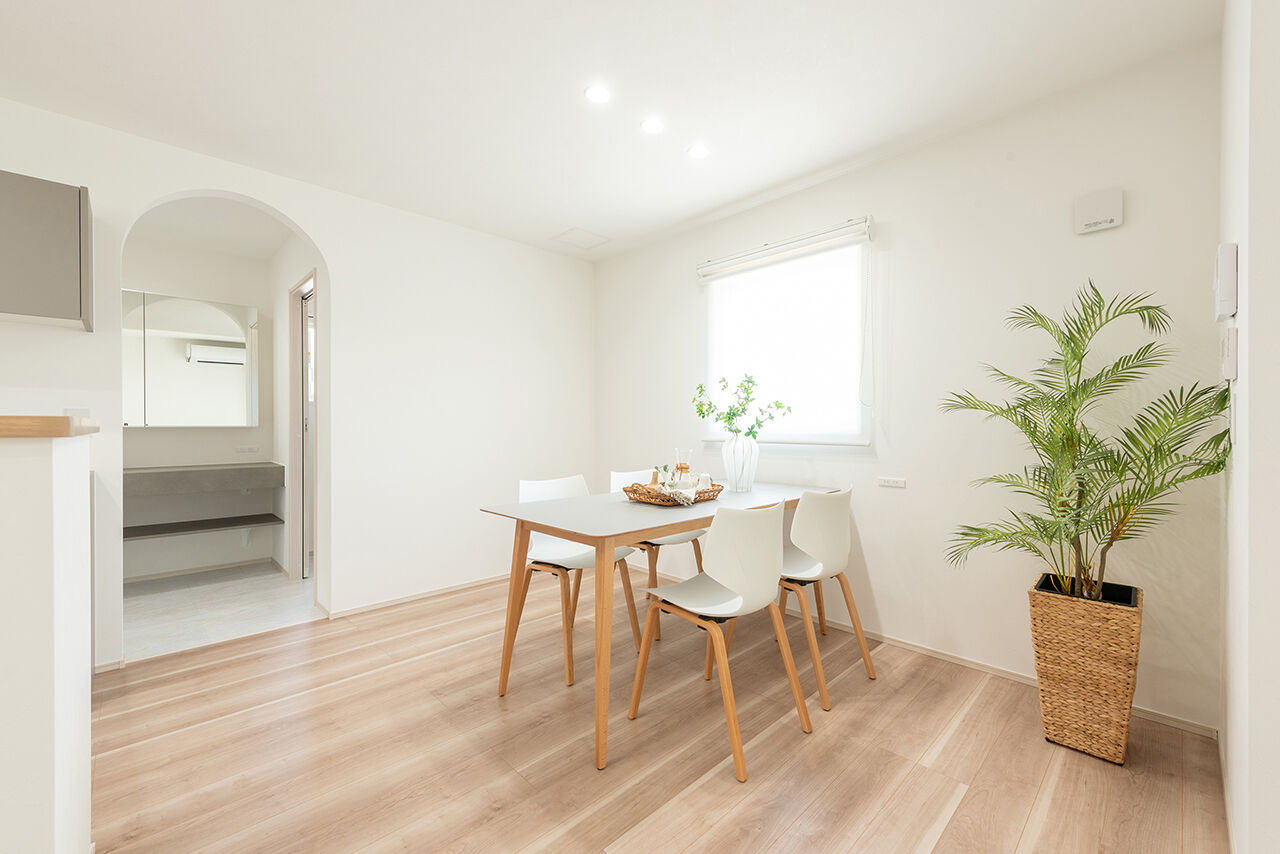 オスカーホーム 2000万円台｜ナチュラル雑貨の似合う可愛いお家。LDK隣には小上がりのゴロンスペース。インナーガレージ付の建築実例画像2