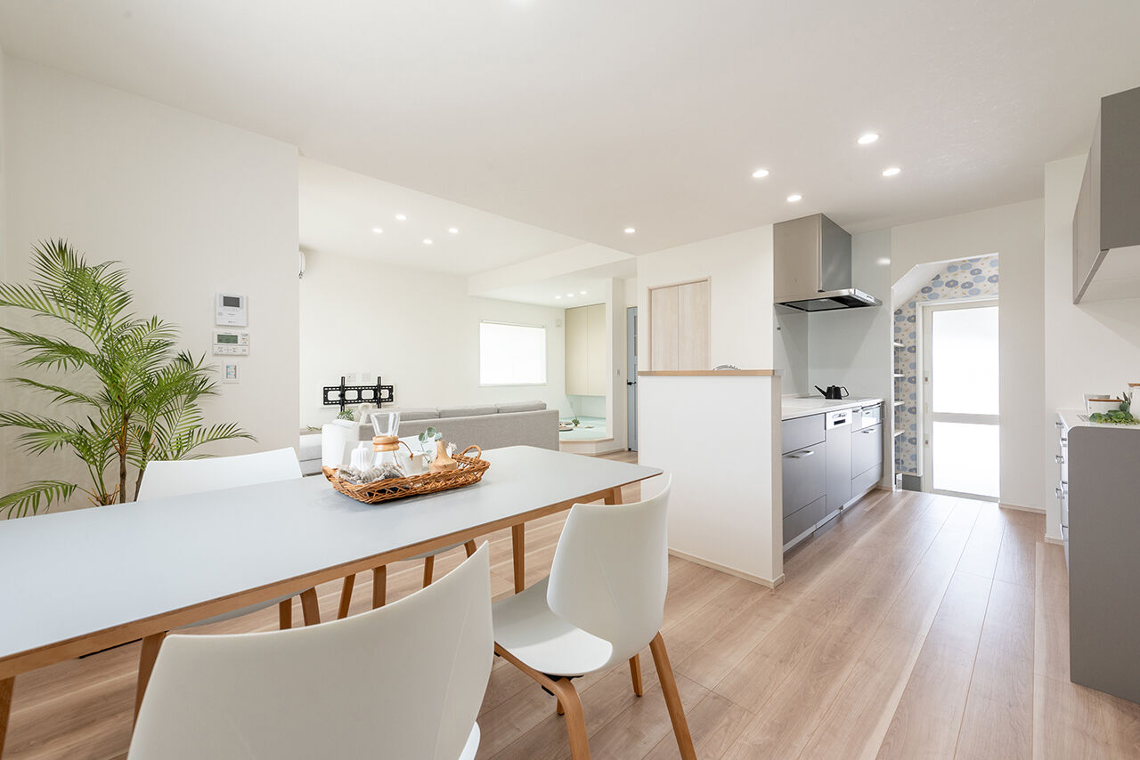 オスカーホーム 2000万円台｜ナチュラル雑貨の似合う可愛いお家。LDK隣には小上がりのゴロンスペース。インナーガレージ付の建築実例画像3