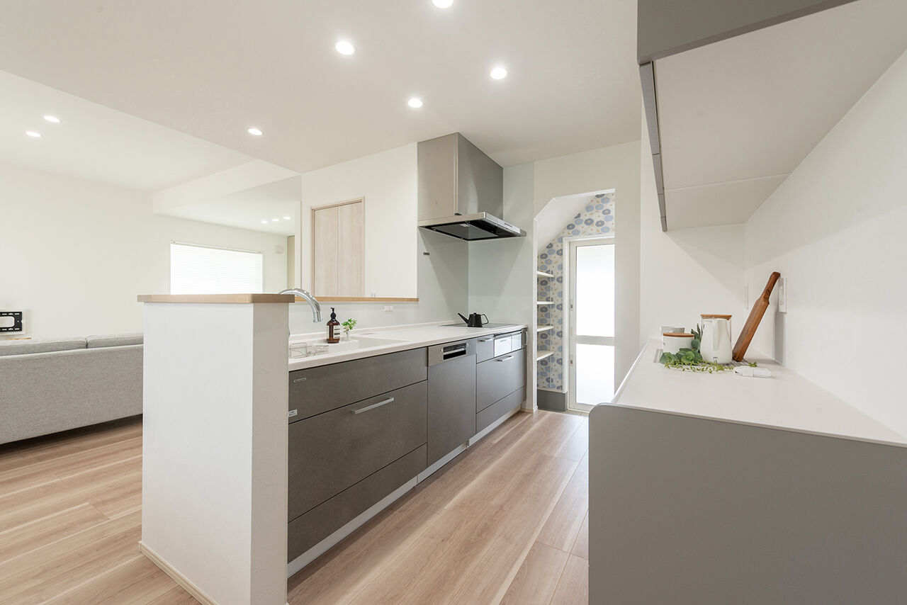 オスカーホーム 2000万円台｜ナチュラル雑貨の似合う可愛いお家。LDK隣には小上がりのゴロンスペース。インナーガレージ付の建築実例画像4