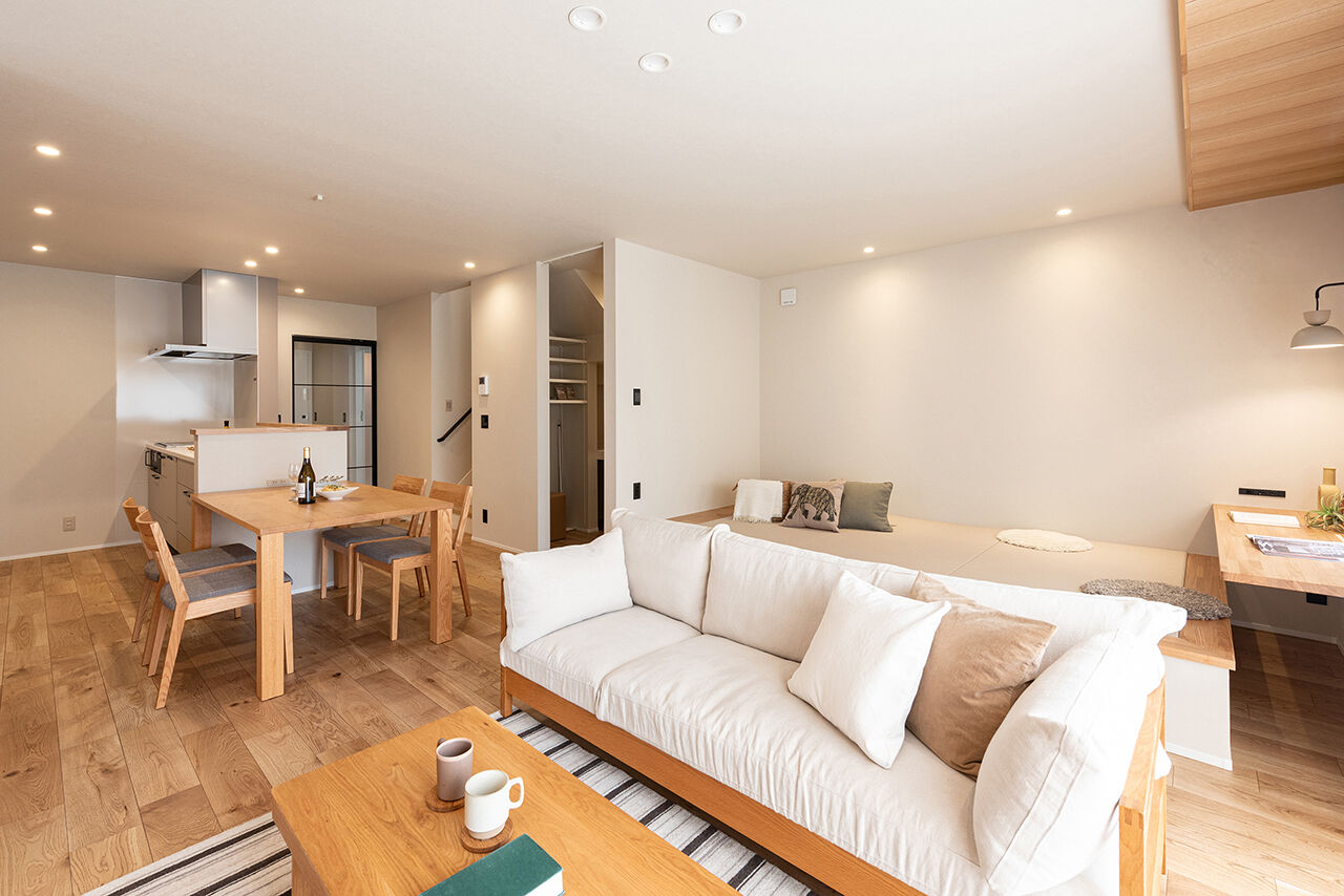 オスカーホーム 2000万円台｜シンプルにまとめたジャパンディスタイル。リビング隣にゴロンスペース。インナーガレージ付の建築実例画像2