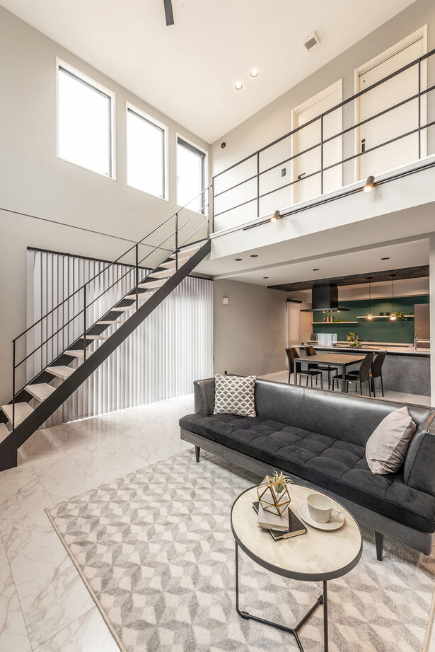 オスカーホーム 開放感あふれる吹き抜けリビング＆インナーガレージを中心に描く多彩なライフシーンの建築実例画像2