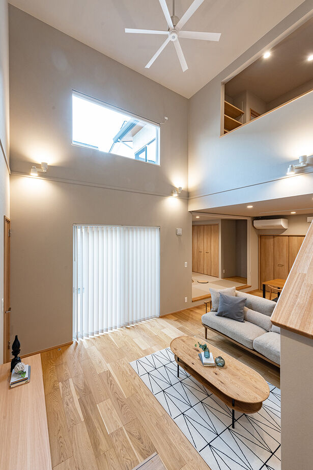 オスカーホーム インナーガレージの利便性、吹き抜けとテラスが描くのびやかな暮らしの建築実例画像2