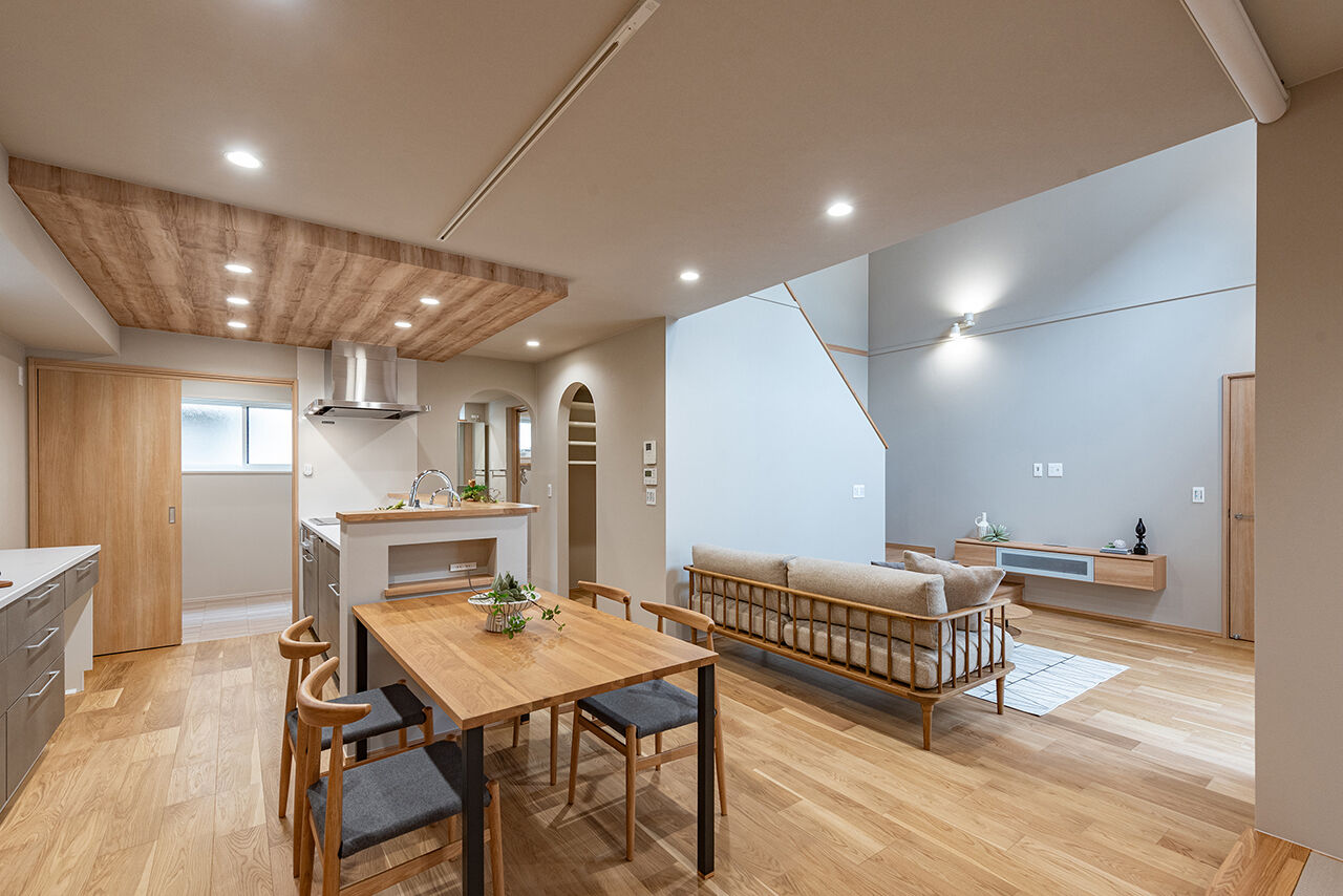 オスカーホーム インナーガレージの利便性、吹き抜けとテラスが描くのびやかな暮らしの建築実例画像3