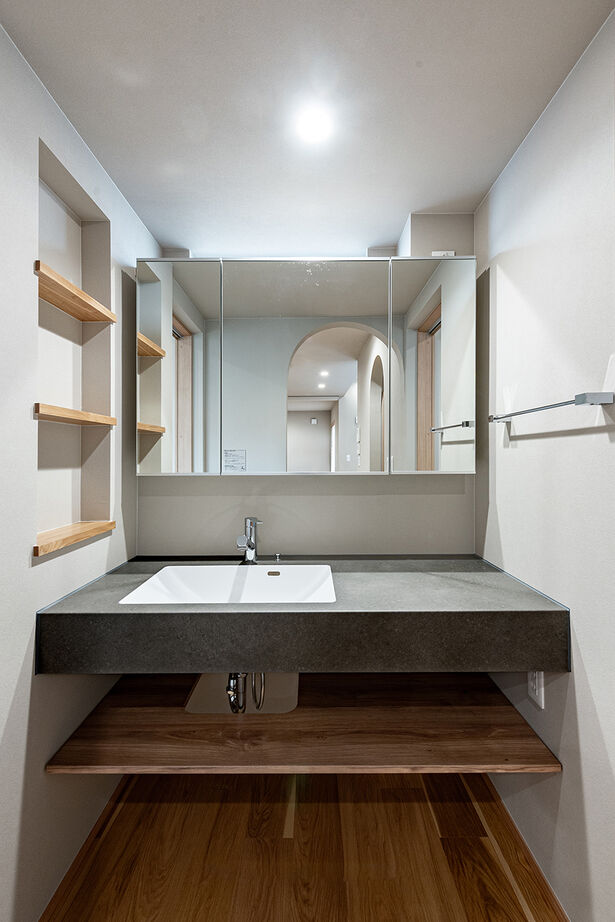 オスカーホーム インナーガレージの利便性、吹き抜けとテラスが描くのびやかな暮らしの建築実例画像7