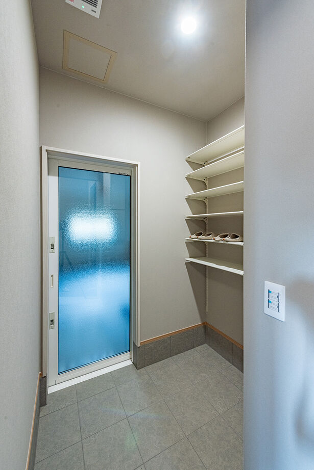 オスカーホーム インナーガレージの利便性、吹き抜けとテラスが描くのびやかな暮らしの建築実例画像8