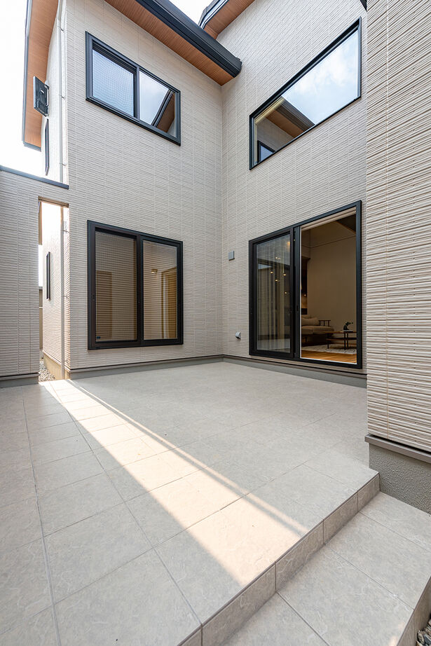 オスカーホーム インナーガレージの利便性、吹き抜けとテラスが描くのびやかな暮らしの建築実例画像10