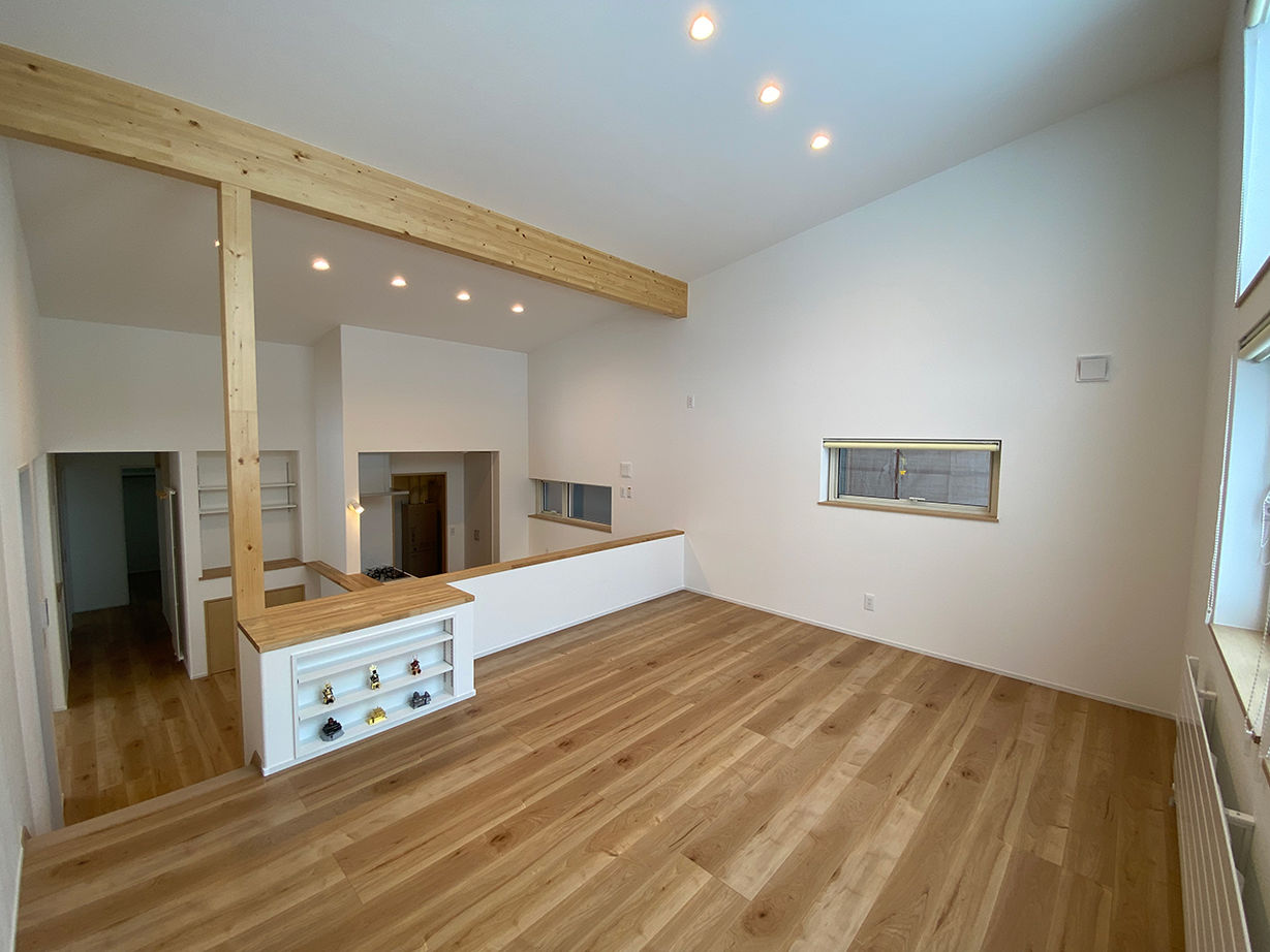 生杉建設 【千歳市｜こだわりの間取り＆デザイン｜床下収納｜都市ガス発電ユニット】光を届けるスキップフロアの平屋の建築実例画像2