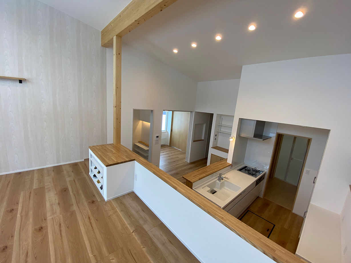 生杉建設 【千歳市｜こだわりの間取り＆デザイン｜床下収納｜都市ガス発電ユニット】光を届けるスキップフロアの平屋の建築実例画像3