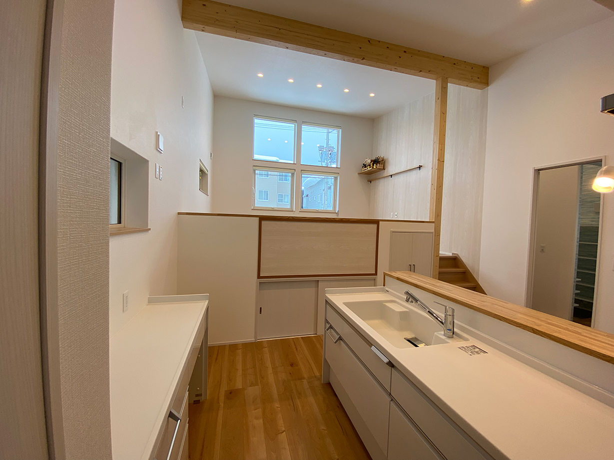 生杉建設 【千歳市｜こだわりの間取り＆デザイン｜床下収納｜都市ガス発電ユニット】光を届けるスキップフロアの平屋の建築実例画像4