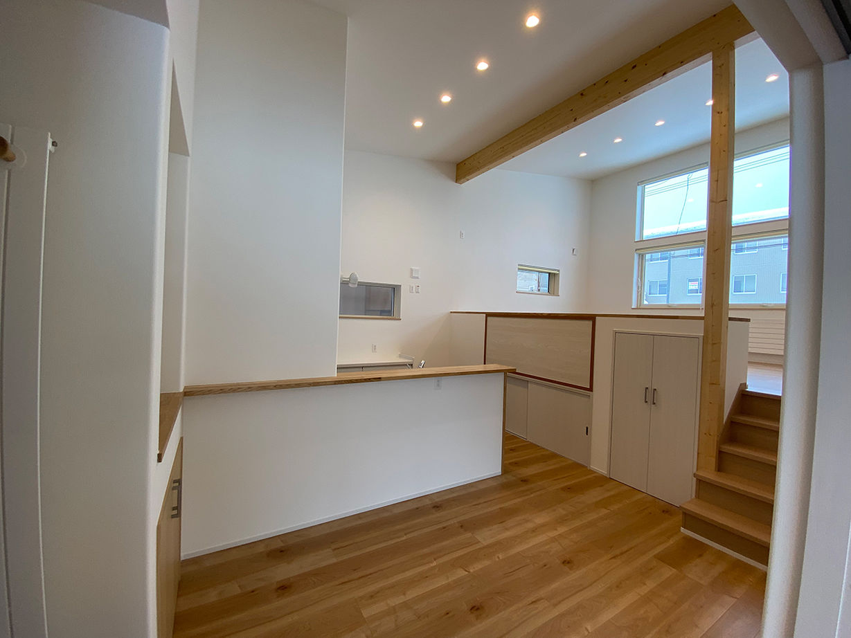 生杉建設 【千歳市｜こだわりの間取り＆デザイン｜床下収納｜都市ガス発電ユニット】光を届けるスキップフロアの平屋の建築実例画像5