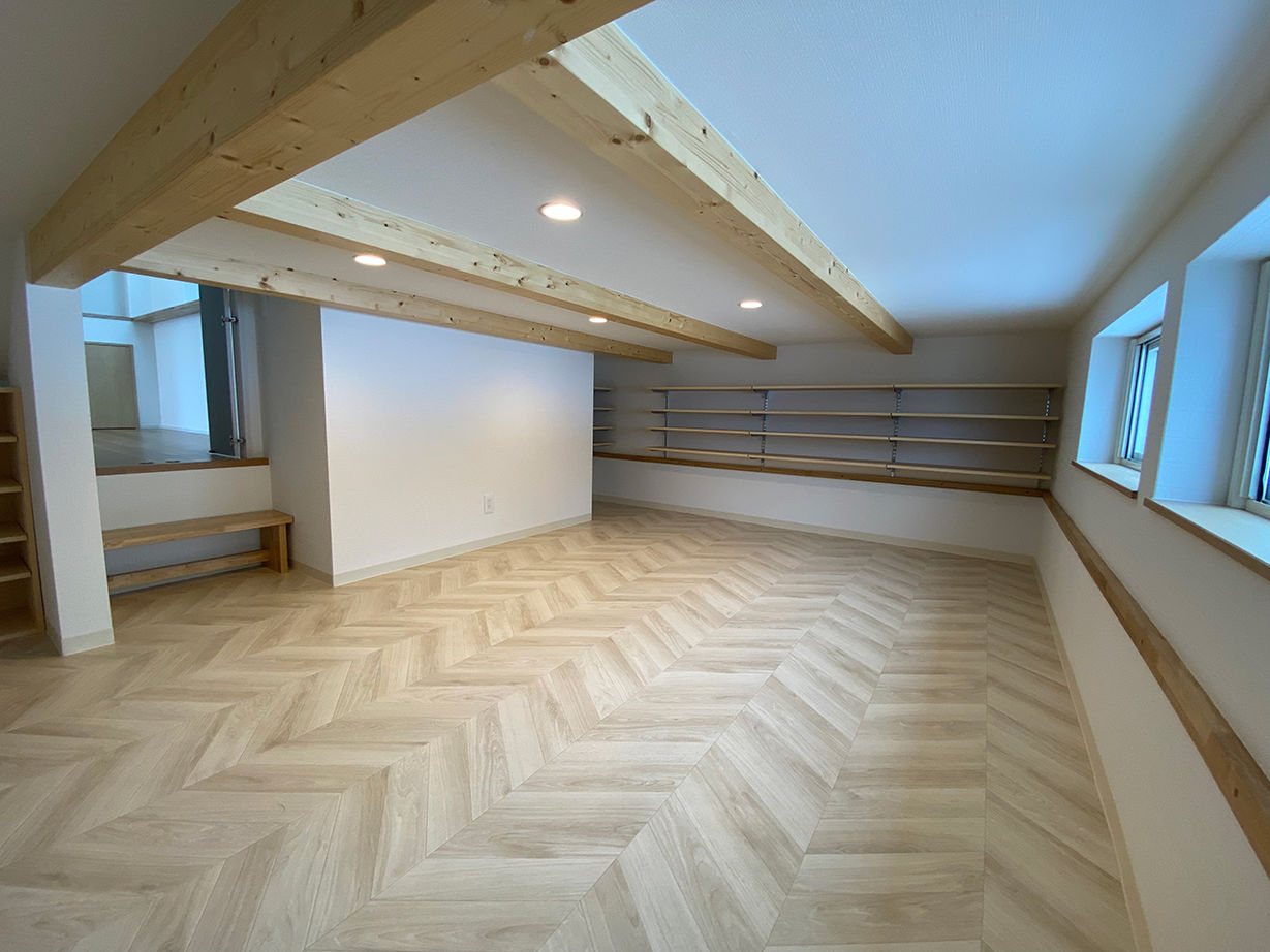 生杉建設 【千歳市｜こだわりの間取り＆デザイン｜床下収納｜都市ガス発電ユニット】光を届けるスキップフロアの平屋の建築実例画像6