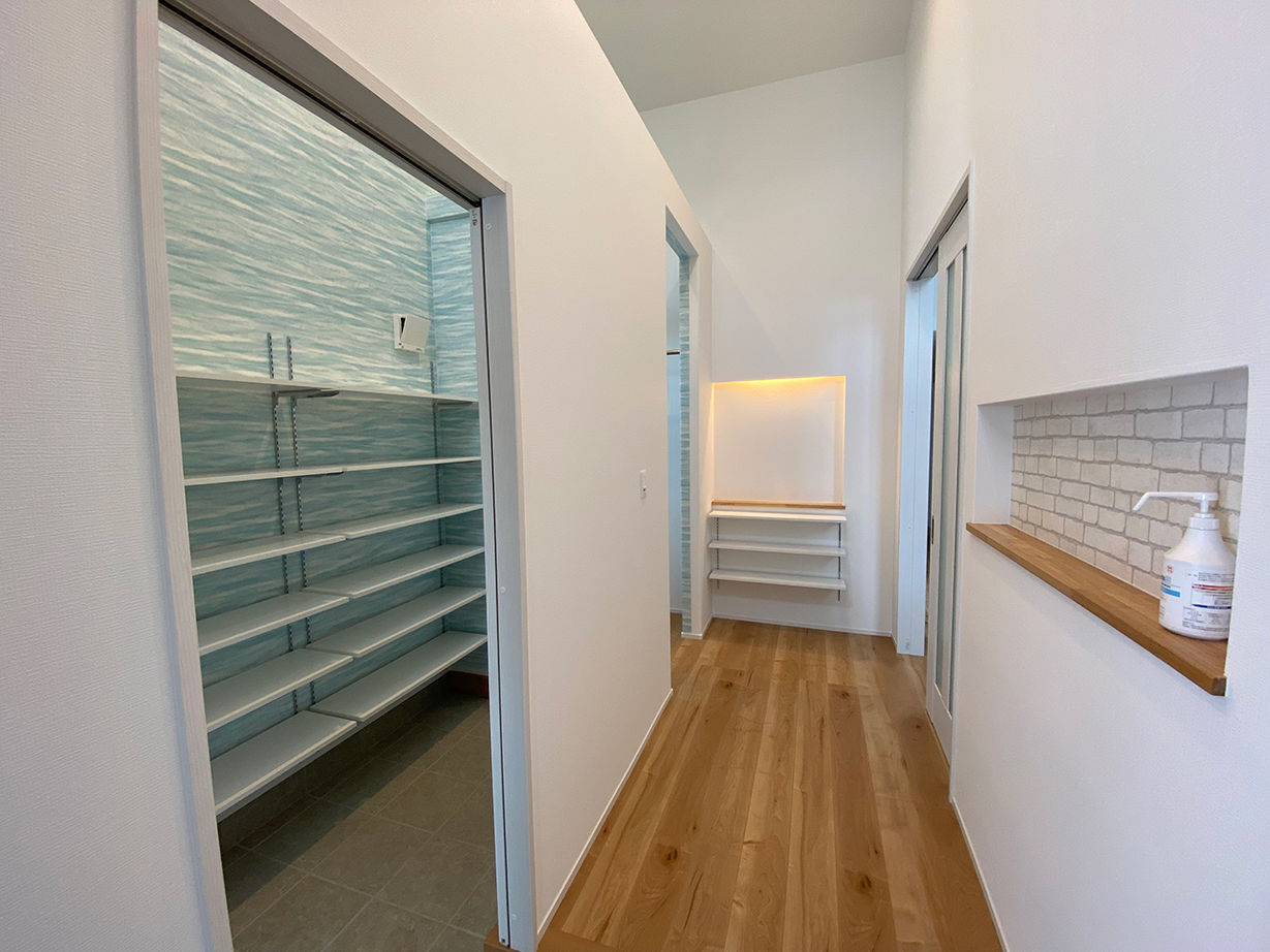 生杉建設 【千歳市｜こだわりの間取り＆デザイン｜床下収納｜都市ガス発電ユニット】光を届けるスキップフロアの平屋の建築実例画像7