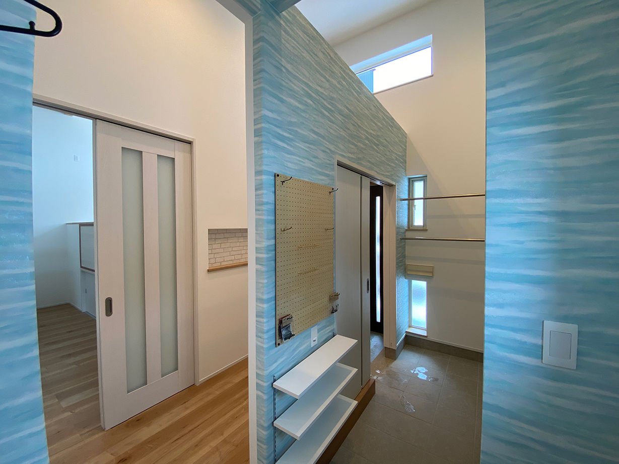 生杉建設 【千歳市｜こだわりの間取り＆デザイン｜床下収納｜都市ガス発電ユニット】光を届けるスキップフロアの平屋の建築実例画像8