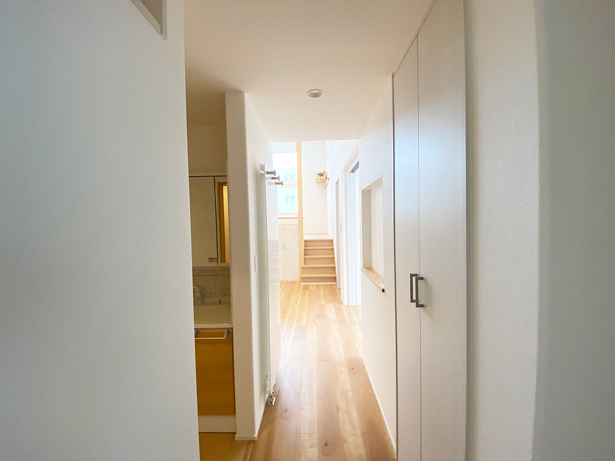 生杉建設 【千歳市｜こだわりの間取り＆デザイン｜床下収納｜都市ガス発電ユニット】光を届けるスキップフロアの平屋の建築実例画像9