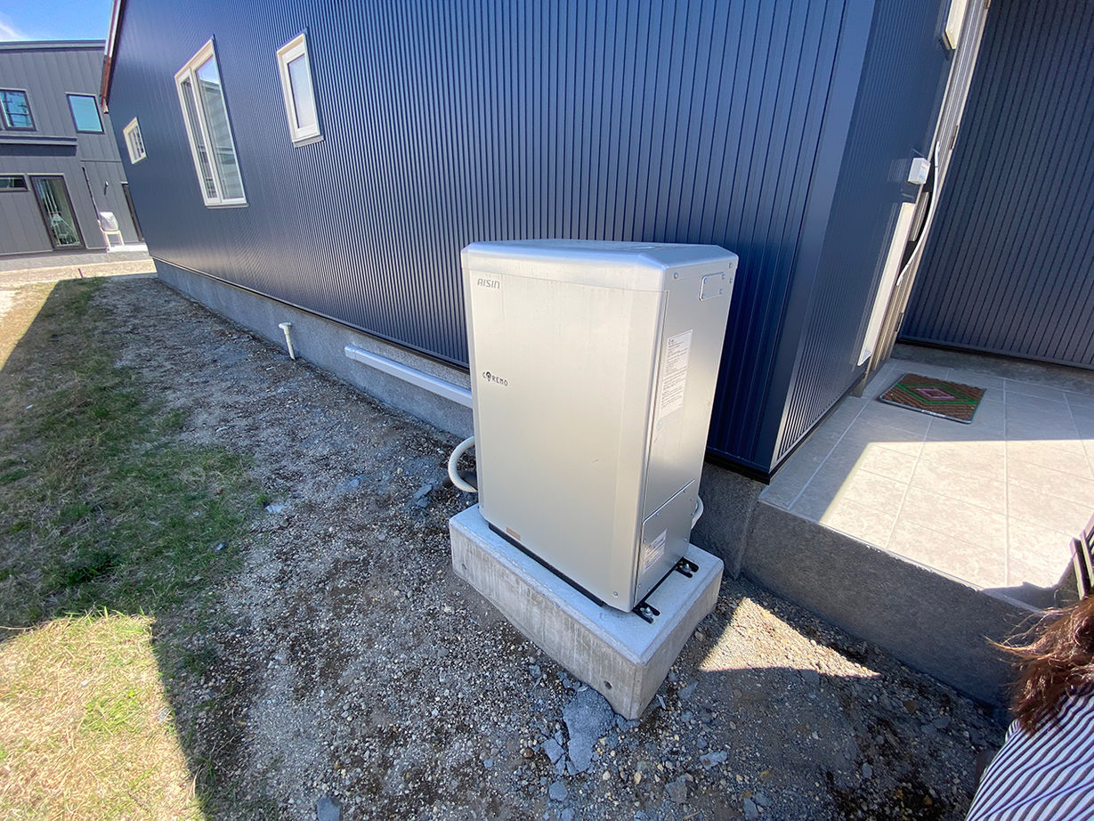 生杉建設 【千歳市｜こだわりの間取り＆デザイン｜床下収納｜都市ガス発電ユニット】光を届けるスキップフロアの平屋の建築実例画像10