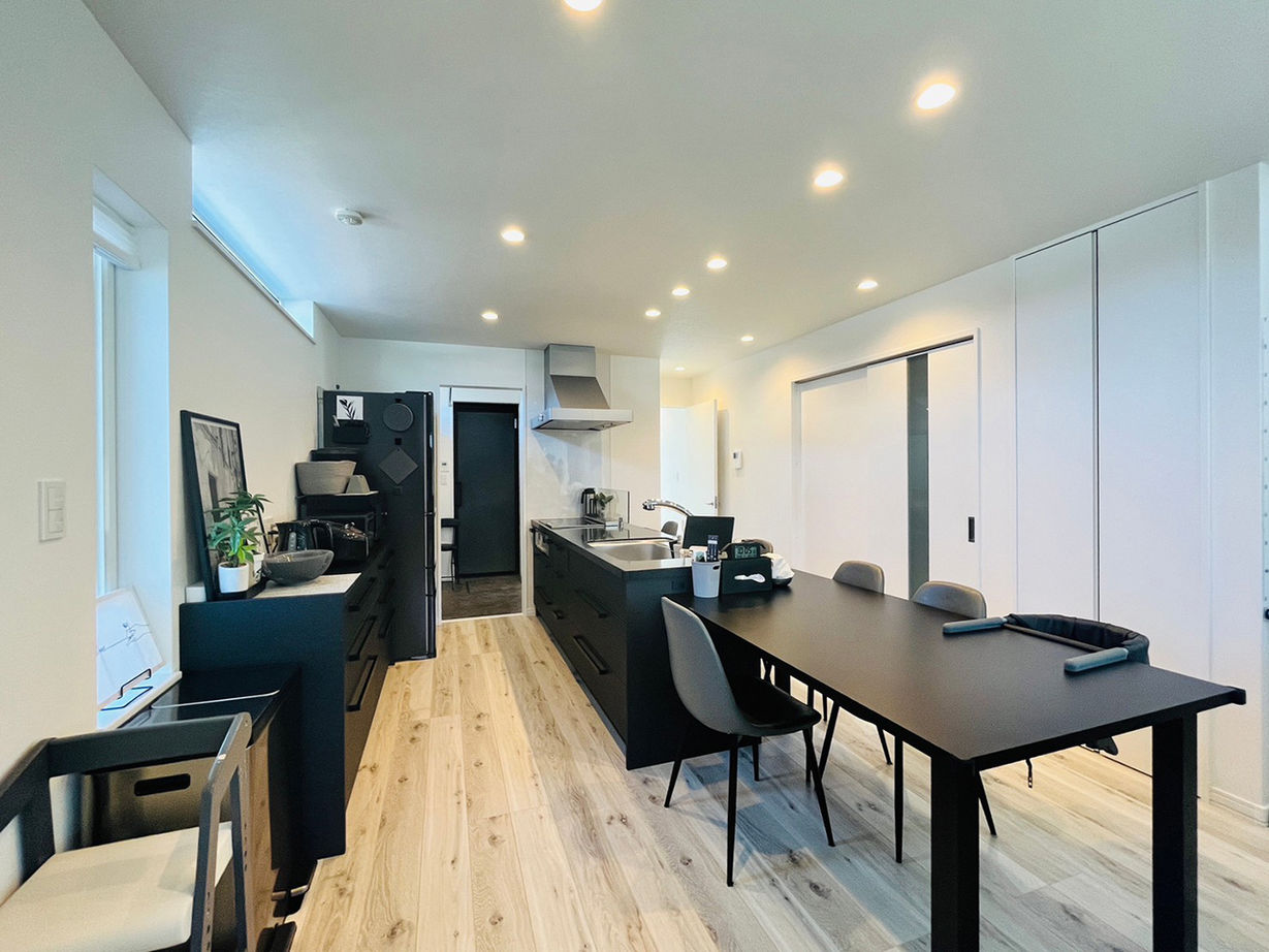 生杉建設 【千歳市｜収納充実｜家事ラク動線】縦長の土地を活かし、使いやすいキッチンを中心に考えた家づくりの建築実例画像2