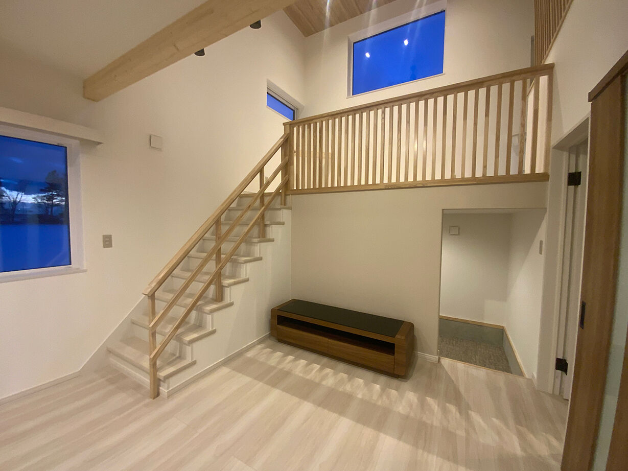 生杉建設 【千歳市｜30坪台｜2階建て｜間取り図有】スキップフロア×ダウンフロアで立体感のある家の建築実例画像2