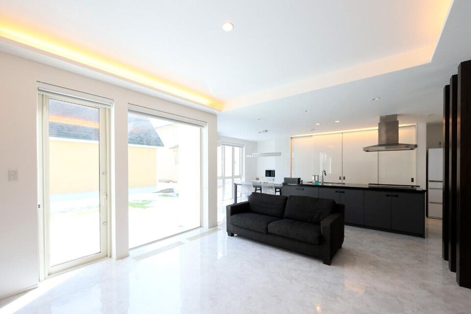 生杉建設 【2000万円台｜苫小牧市｜2階建て｜オーダーキッチン】シンプルさにこだわった、白が映えるモダンな家の建築実例画像2