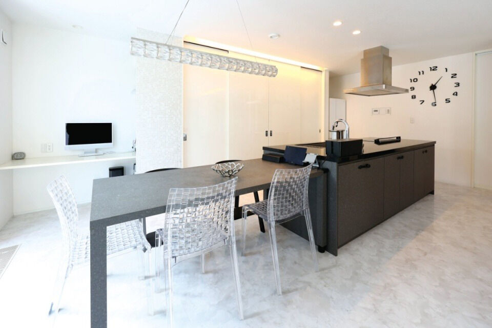 生杉建設 【2000万円台｜苫小牧市｜2階建て｜オーダーキッチン】シンプルさにこだわった、白が映えるモダンな家の建築実例画像4