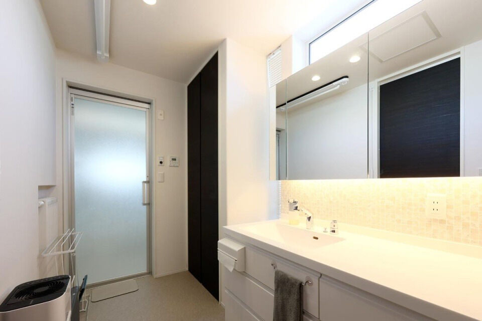 生杉建設 【2000万円台｜苫小牧市｜2階建て｜オーダーキッチン】シンプルさにこだわった、白が映えるモダンな家の建築実例画像9